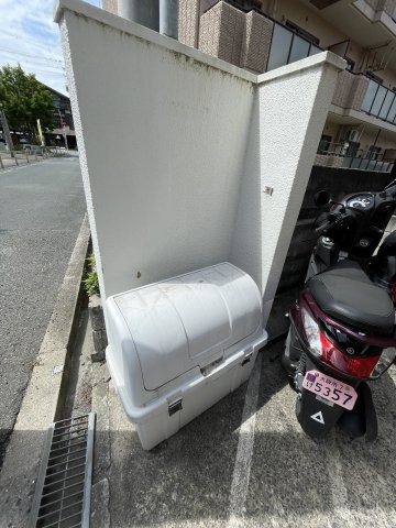 ゴミ置き場があります