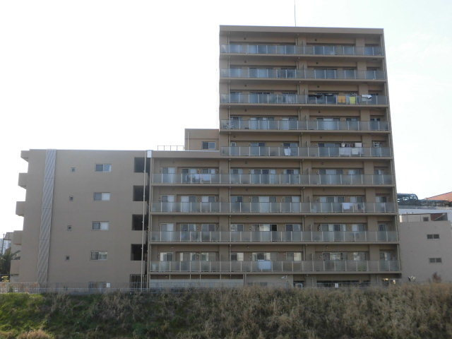 川沿いにある落ち着いた雰囲気の外観です