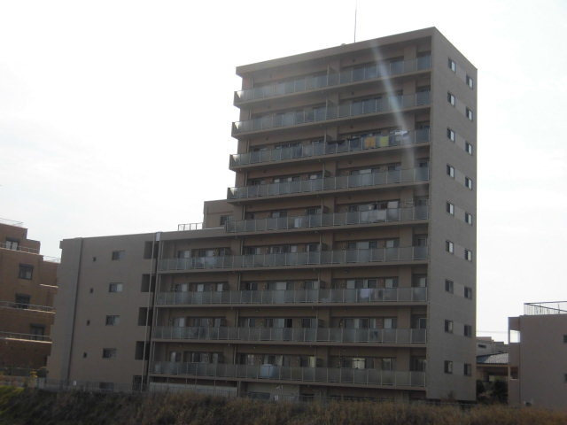 川沿いにある落ち着いた雰囲気の外観です