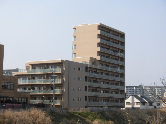 川沿いにある落ち着いた雰囲気の外観です