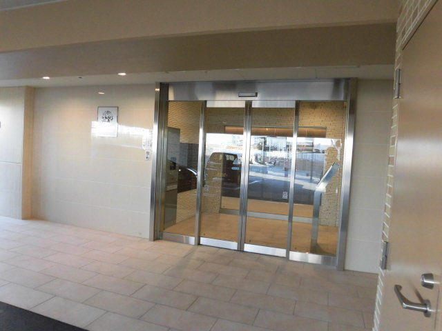 外観とマッチしたエントランスです