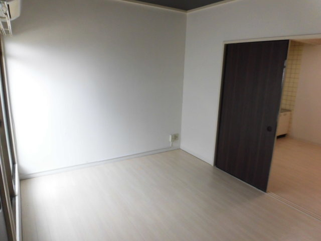 光の差し込む明るいお部屋です