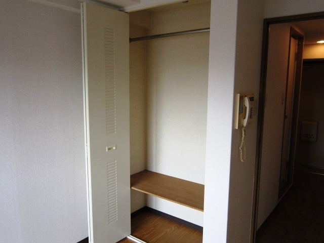 ポール付きのクローゼットは効率良く収納できます