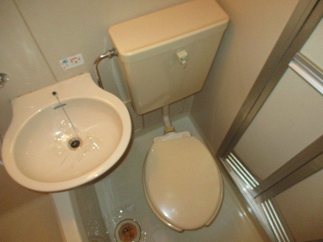 ユニットバス内のトイレです