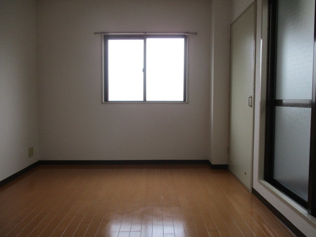 お部屋に大きな窓があります