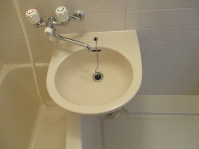 浴室内の洗面台です