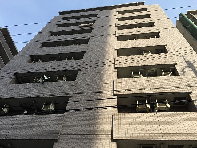 タイル貼りのきれいなマンションです