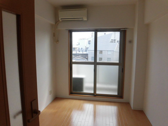 エアコン付きなので年中快適ですね