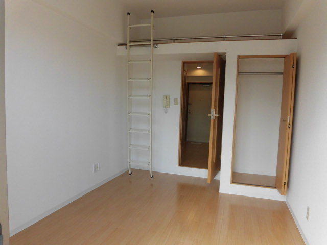 外の光が差し込む明るいお部屋です