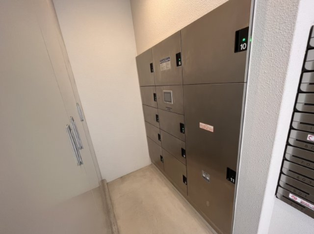 宅配ボックスがあります