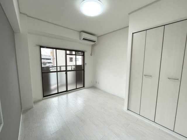 スタンダードな洋室です