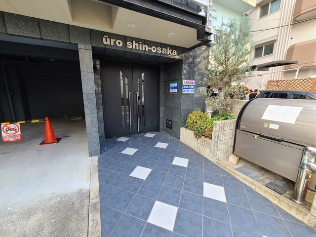 外観とっちしたエントランスです