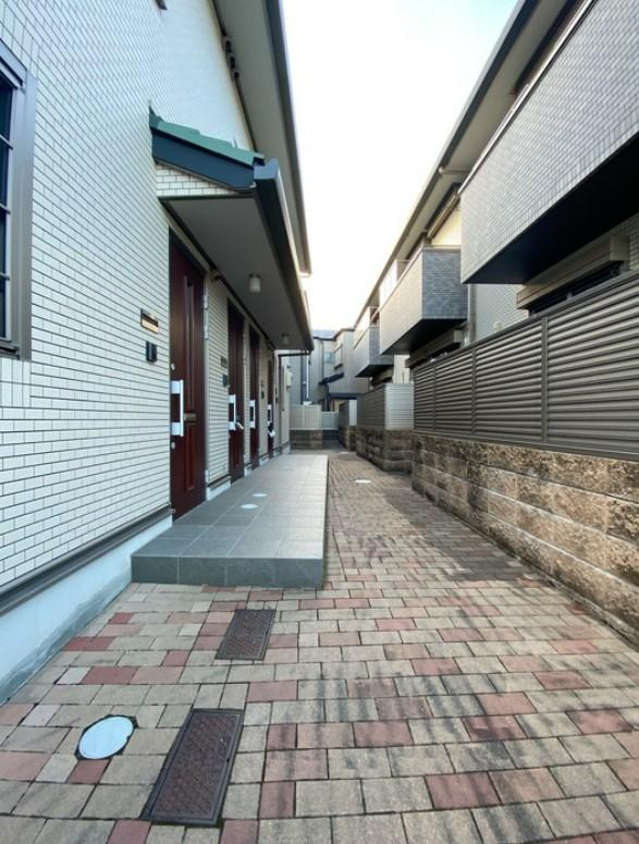 神戸市兵庫区石井町３丁目のアパートのエントランス