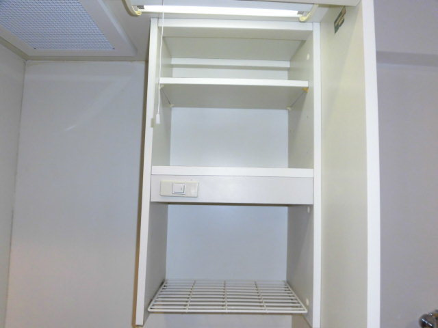 キッチン上にもしっかり収納スペースが確保されています