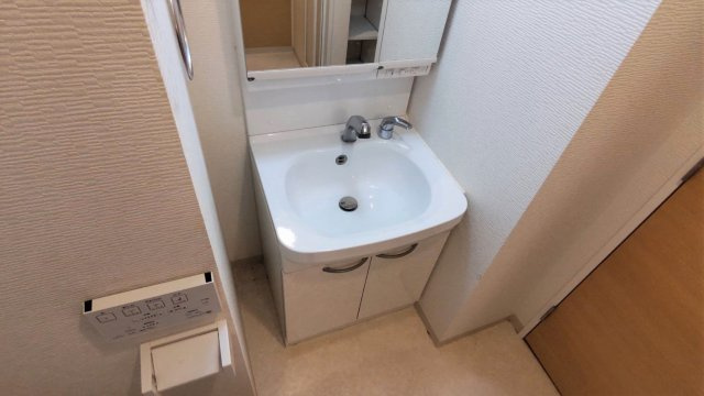 独立洗面台なので朝の身支度も快適です