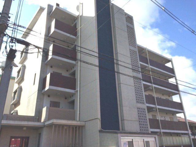 スタイリッシュな外観のマンションですね