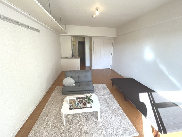 明るい色調の室内です