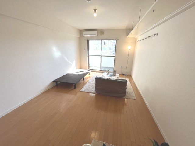 広くて明るい寝室