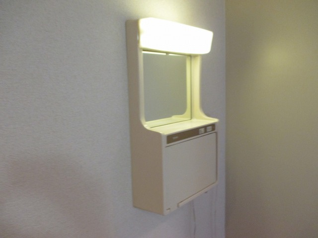 壁に鏡があります