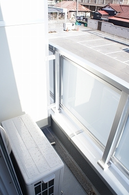 リブリ・ルームス弁天3のバルコニー|暖かな日差しのふりそそぐバルコニー