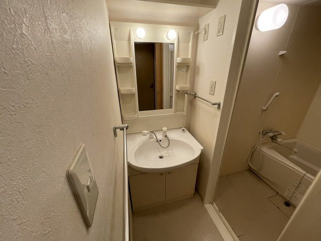 収納の多い独立洗面です。