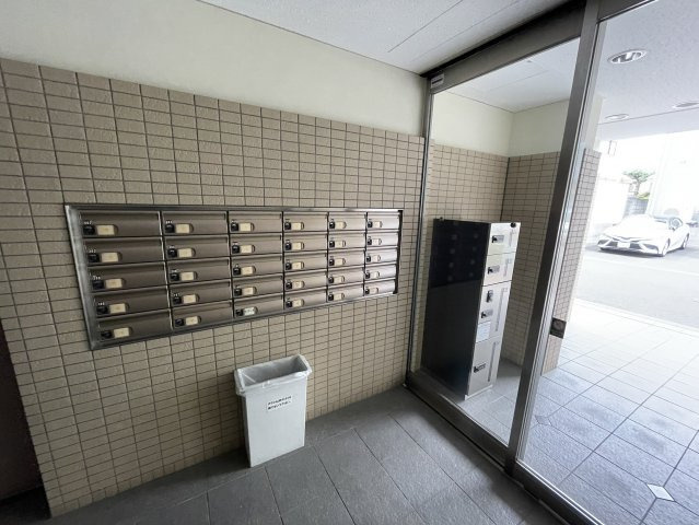 宅配ボックス付きで便利です。