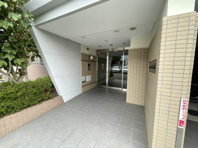 外観にマッチしたデザインのエントランスです。