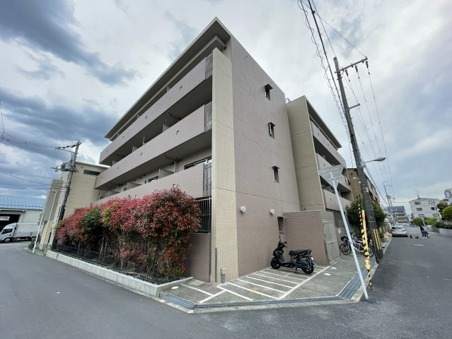 シンプルなデザインの外観です。