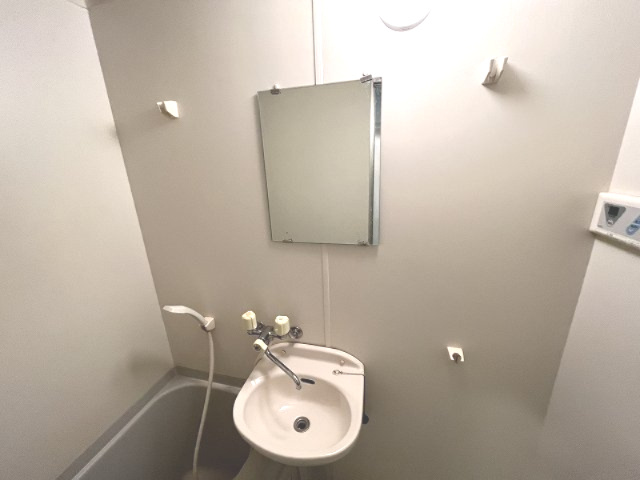 浴室内の洗面台です