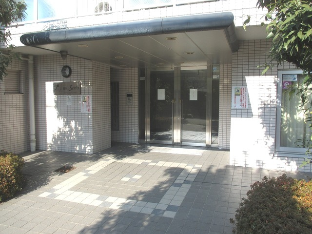 落ちついた外観にマッチしたエントランスです