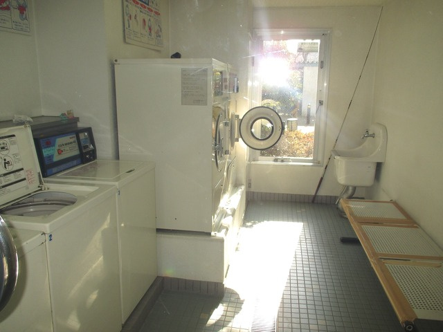 1階にコインランドリーあります