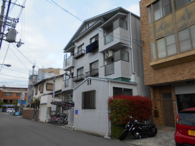 タイル張りの外観です