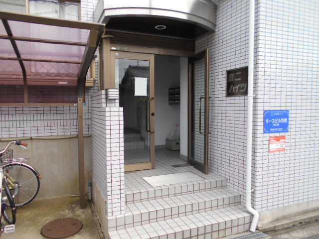 外観とマッチしたエントランスです