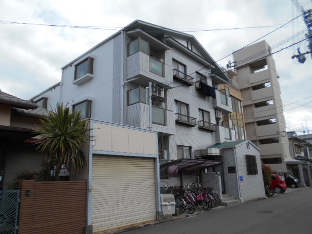 タイル張りの外観です