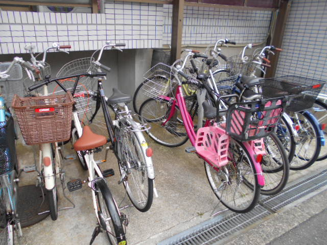 屋根付きの駐輪場があります