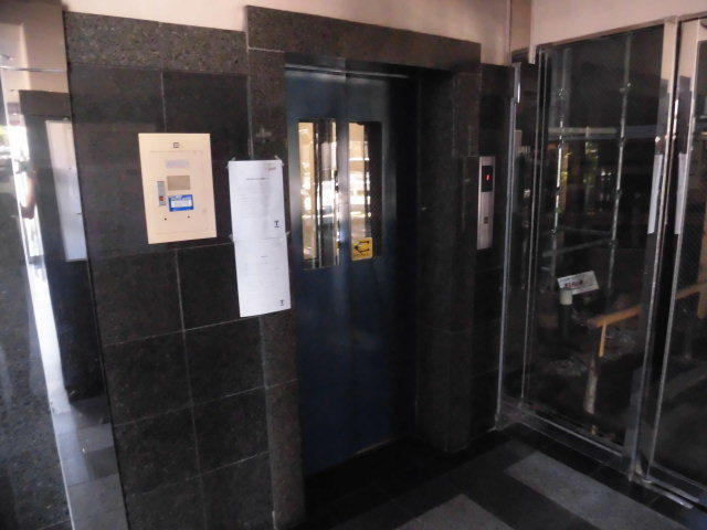 色味がお洒落なエレベーターです