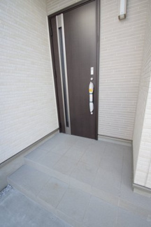 【玄関】 | 【仲介手数料無料！！】府中市栄町２丁目　新築戸建て（全4棟）D号棟　5290万円