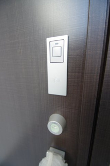 【防犯設備】 | 【仲介手数料無料！！】府中市栄町２丁目　新築戸建て（全4棟）D号棟　5290万円 | 玄関カードキー対応