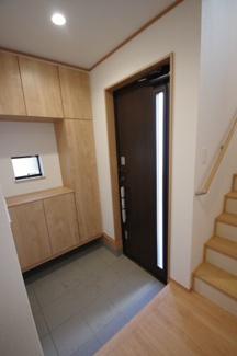 【玄関】 | 【仲介手数料無料！！】府中市栄町２丁目　新築戸建て（全4棟）D号棟　5290万円