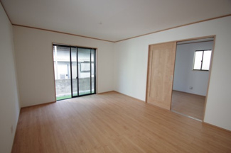 【居間・リビング】 | 【仲介手数料無料！！】府中市栄町２丁目　新築戸建て（全4棟）D号棟　5290万円