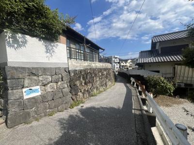 【前面道路含む現地写真】 | 売地　高知市福井町　＠14.1万 | 前面道路と高低差あります。