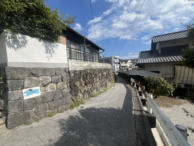 【前面道路含む現地写真】 | 売地　高知市福井町　＠14.1万 | 前面道路と高低差あります。