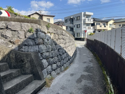【前面道路含む現地写真】 | 売地　高知市福井町　＠14.1万 | 二項道路で幅員約2.2ｍ。