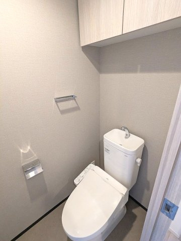 エスレジデンス浅草clarityのトイレ|温水洗浄便座、ペーパーホルダーの上にスマホストレージ付きです