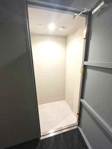 エスレジデンス浅草clarityのエントランス|玄関横に無料のトランクルーム付です、内寸700×900㎝/0.7帖相当