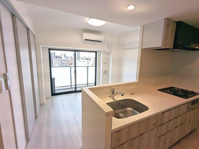 エスレジデンス浅草clarityの設備|カウンターキッチン、リビングと各洋室にエアコンと照明付きです、インターネットWi-Fi無料、ペット可小型犬or猫1匹