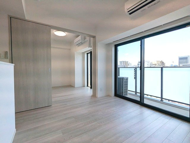 エスレジデンス浅草clarityの設備|カウンターキッチン、リビングと各洋室にエアコンと照明付きです、インターネットWi-Fi無料、ペット可小型犬or猫1匹