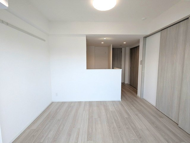 エスレジデンス浅草clarityの設備|カウンターキッチン、リビングと各洋室にエアコンと照明付きです、インターネットWi-Fi無料、ペット可小型犬or猫1匹