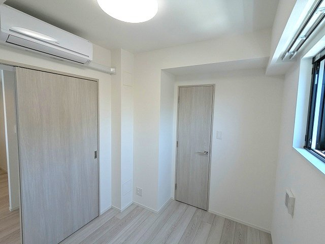 エスレジデンス浅草clarityの設備|3.8帖洋室、ウォークインクローゼット、リビングと各洋室にエアコンと照明付きです、インターネットWi-Fi無料、ペット可小型犬or猫1匹