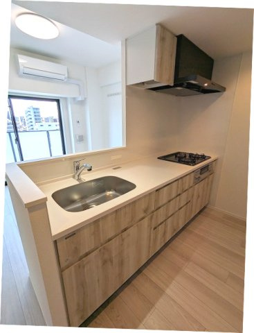 エスレジデンス浅草clarityの設備|グリル付ガス3口システムカウンターキッチン、奥の物も取り出しやすいスライド収納、瀟洒でお手入れ楽なガラストップコンロです、広々のシンクです